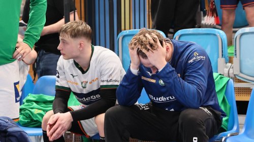Kuriose Szene: Handball-Schiri greift zum Regelheft