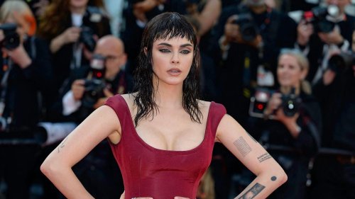 Cara Delevingne präsentiert sich in düsterem Look