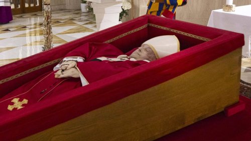 Warum hat der Papst einen dunklen Fleck im Gesicht?