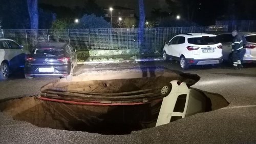 Erdloch in Rom reißt zwei Autos in die Tiefe