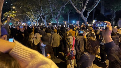 Hunderte protestieren gegen Corona-Lockdowns