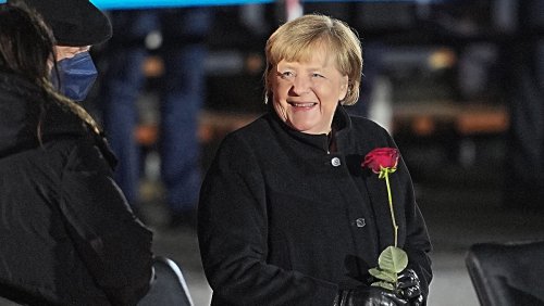 Am Ende nimmt Merkel eine Rose mit