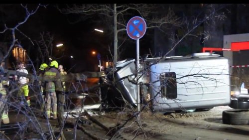 Raser zerstört in Berlin zwei Autos und einen Baum