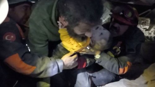 Retter in der Türkei ziehen Baby aus den Trümmern