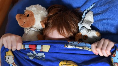 Babysitterin sucht "Monster" unterm Bett - und findet Mann