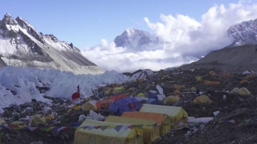 Mount Everest wird freigeräumt - Sherpas bergen Leichen