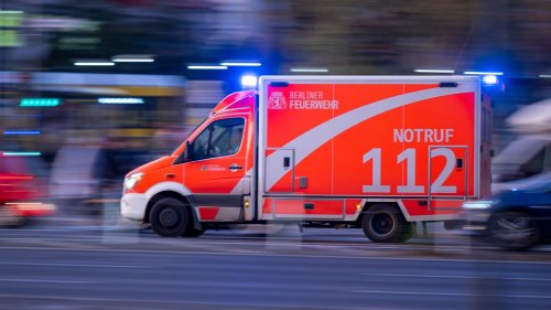 Aufgebrachte Menge stoppt Rettungswagen in Neukölln