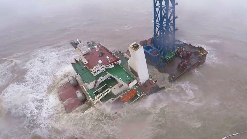 Schiff gerät in Taifun und bricht entzwei