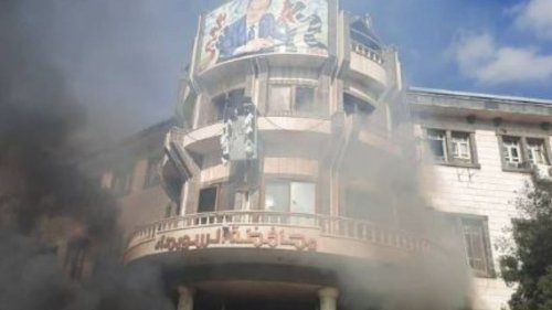 Demonstranten stürmen syrisches Regierungsgebäude