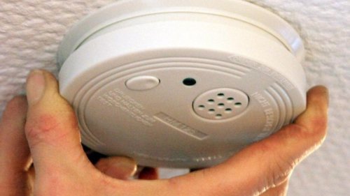 Rauchmelder-Fehlalarm? So schaltet man das Gerät wieder aus