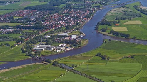 Frachtschiff kracht in Eisenbahnbrücke in Niedersachsen