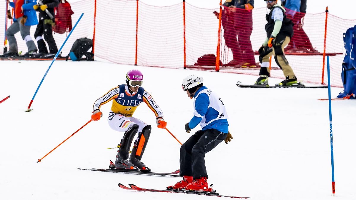 Streckenposten crasht beinahe in Ski-Star Straßer