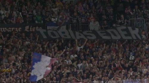 Emotionale Szenen: Meister ehren verstorbenen Mitspieler