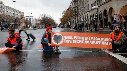 Klimaaktivisten blockieren Landebahn in München