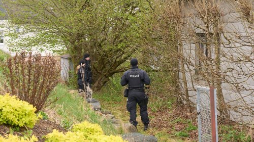 Gesuchter Dreifachmörder soll verletzt sein