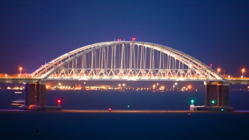Russische Luftabwehr bei Krim-Brücke eröffnet Feuer