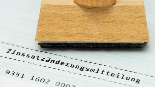 Beim Tagesgeld geht's rasant bergab, beim Festgeld nur noch moderat