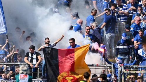 Fußballfans randalieren an einer Tankstelle 