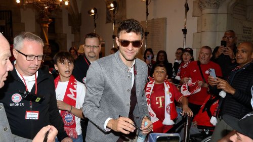 Bayern-Star singt, Profis feiern Rapperin, Müller sagt "Servus"
