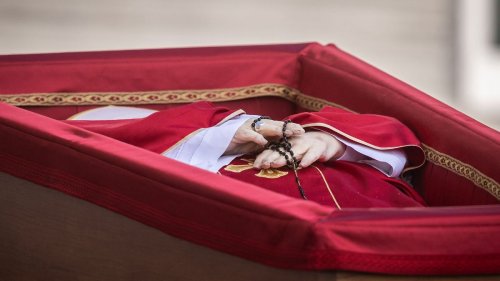 Tausende stehen für aufgebahrten Papst vor Petersdom an
