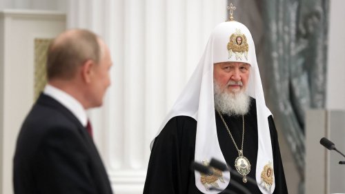 Russischer Patriarch Kyrill rutscht auf Weihwasser aus 
