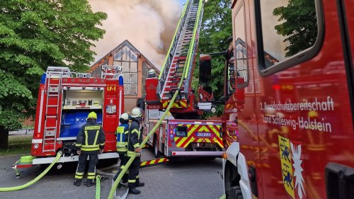 Feuer in Scheune auf Fielmann-Gut - ein Verletzter