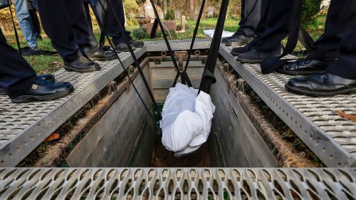 Ein Friedhof probt die Bestattung ohne Sarg