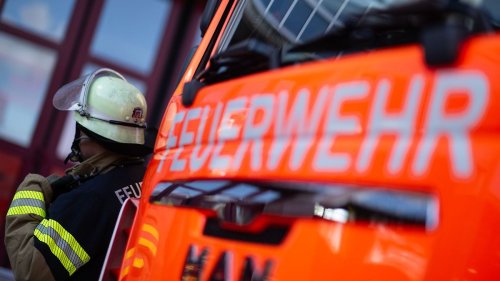 Hunderte Autos und Schrott stehen in Flammen