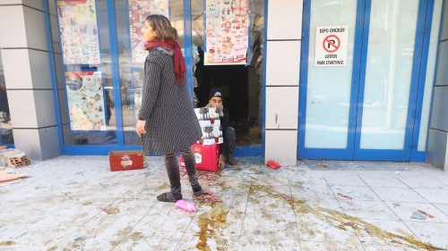 Überlebende in der Türkei plündern Supermärkte 