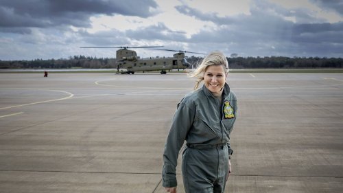 Máxima besteigt Hubschrauber in Pilotenuniform