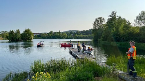Junge und Mädchen ertrinken in Badesee
