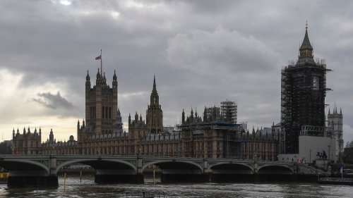Britische Wirtschaft bricht beispiellos ein