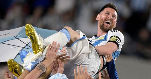 Gegenspieler stehen bei Lionel Messi Schlange - für Fotos