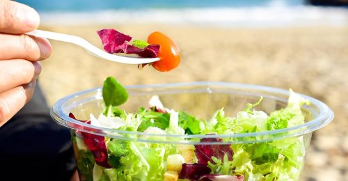 "Nicht für den menschlichen Verzehr geeignet": 3 abgepackte Salate im AK-Test durchgefallen