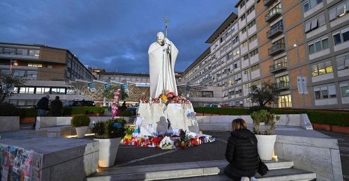 Papst macht leichte Fortschritte: Künstliche Beatmung verringert