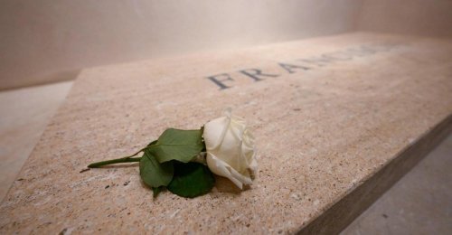 Was die weiße Rose auf dem Grab von Franziskus bedeutet