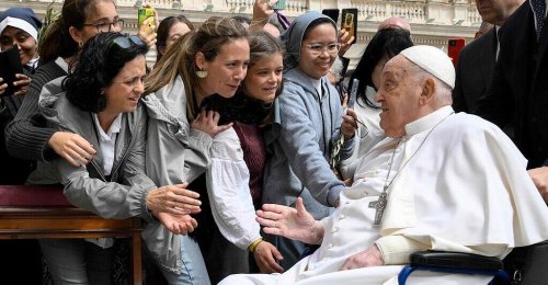 Papst betete vor der Osternacht im Petersdom