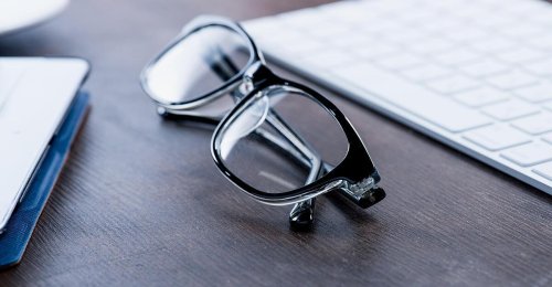 Welche Fallen bei Handy- und Brillenversicherungen lauern