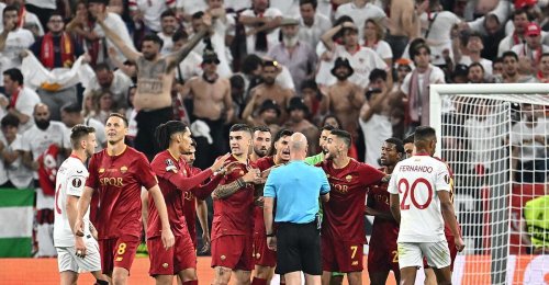Video: Roma-Fans attackieren Final-Schiri Taylor am Flughafen