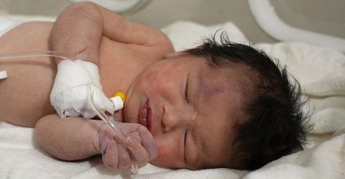 Hing noch an der Nabelschnur: Neugeborenes überlebte unter Trümmern