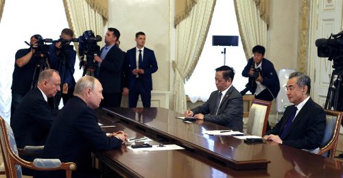 Chinas Außenminister sprach mit Putin über Kooperation und Ukraine