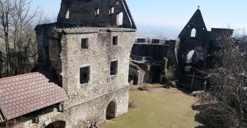 Vom vergessenen Friedhof auf die Schaunburg