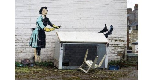 Banksy-Werk mit Kran in Schau gebracht