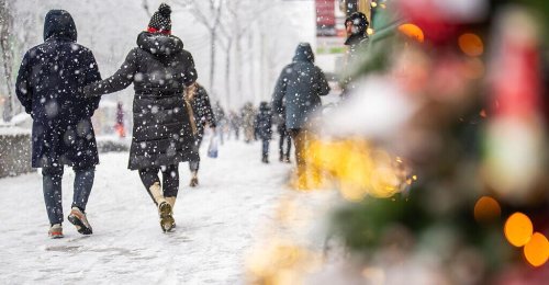 1. Einkaufssamstag: Warten auf Kunden im Schneegestöber