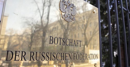 Wiener Polizisten kamen mit Geschenksäcken aus russischer Botschaft