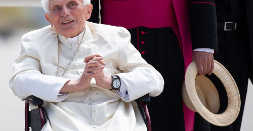 Missbrauchsfälle: Emeritierter Papst Benedikt XVI. wird schwer belastet