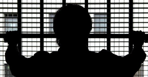 Frankreichs Polizei beschlagnahmte Mini-Handys hinter Gittern