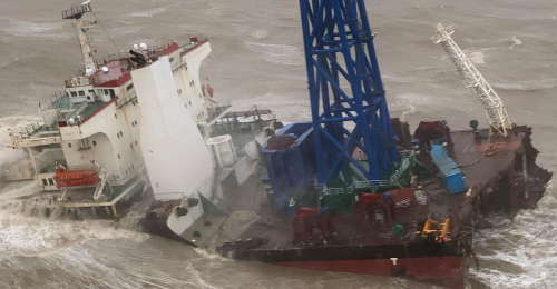 Taifun zerbrach Schiff - 27 vermisste Seeleute
