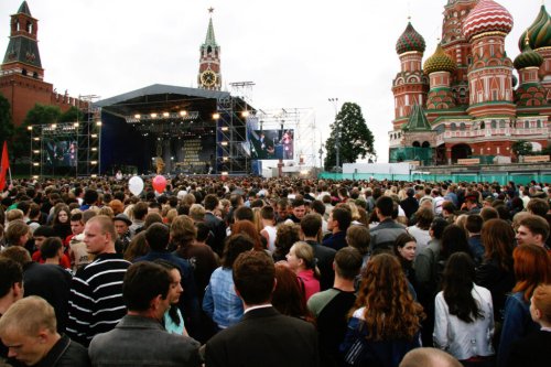 Russische Konzertbesucher brechen im Video in Gesänge gegen Putins Ukrainekrieg ein - Nachrichten De