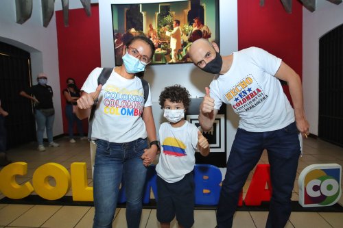 Colombianos en Costa Rica viven fiesta electoral en el Museo de los Niños